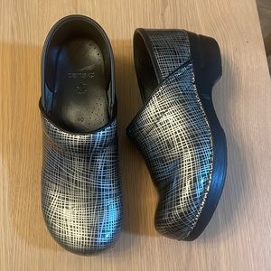 Dansko Clogs Shoes Sz 40 Silver Black